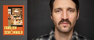 Forfatteren og journalisten Philipp Oehmke har overskæg og en ternet skjorte, baggrunden er mørk, næsten sort. Til venstre i billedet ses omslaget til hans roman Schönwald.