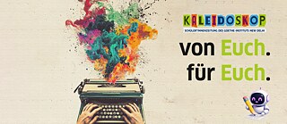 Hände tippen auf einer Vintage-Schreibmaschine, aus der lebhafte, farbenfrohe Farbspritzer aufsteigen, die Kreativität symbolisieren. &copy; © Midjourney / TheWhizKind Kaleidoskop 2025 - Umfrage