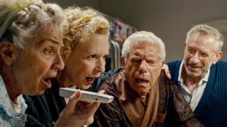 Ein Telefon, mehrere Stimmen: Bei den Zweiflers geht es zur Sache.