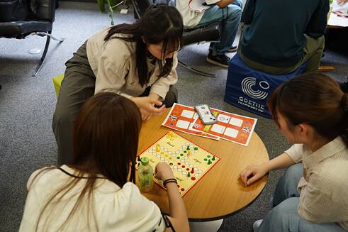 学生たちは図書館のボードゲームを遊ぶ・PASCHラリー2025