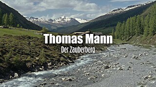 Filmstill aus dem Vorderspann des Dokumentarfilms mit Bergen im Hintergrund und einem Bach im Vordergrund und in der Mitte dem Filmtitel "Der Zauberberg – Thomas Mann".