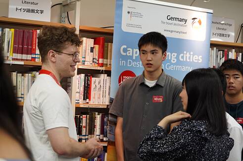 DZTのインターンであるラース・ユングニックはPASCHの生徒たちと話す