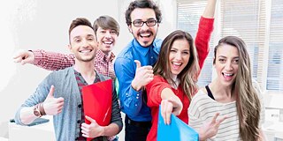 Mehrere Menschen lachen in die Kamera.