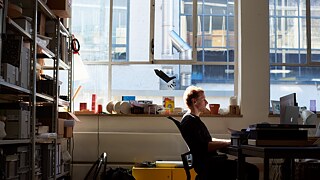 Mann arbeitet am Schreibtisch