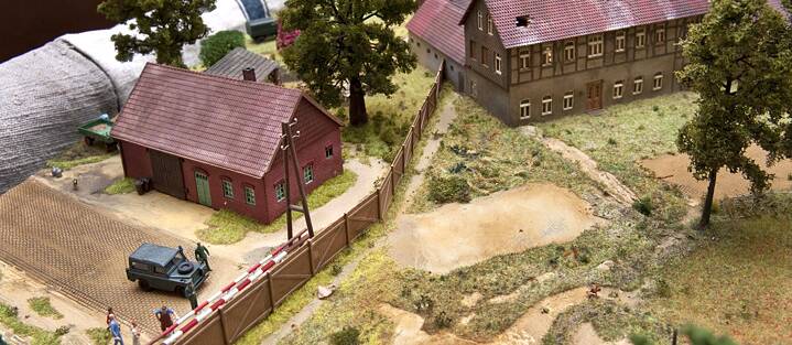 The inner-German border not only separated the country into two parts, but in some cases ran right through the heart of villages. A model at the Böckwitz-Zicherie Commemorative Museum illustrates how the border cut across the land of two neighbours. 