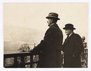 Thomas Mann and Baron Lajos Hatvány standing at a vantage point. Handwritten by Thomas Mann on the reverse: ‘In Budapest with Baron Hatvanyi / 1934’.