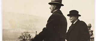 Thomas Mann and Baron Lajos Hatvány standing at a vantage point. Handwritten by Thomas Mann on the reverse: ‘In Budapest with Baron Hatvanyi / 1934’.
