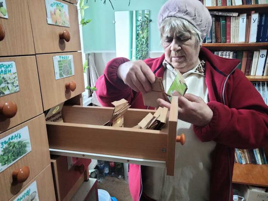 Відвідувачка Райгородської бібліотеки вибирає насіння.