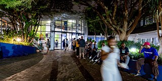  Ein Bild von der Außenseite des Goethe-Instituts Johannesburg bei der Abafabazi-Ausstellung, das die Besucher vor dem Institut zeigt.