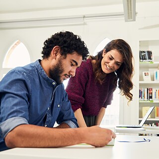 Ein Mann im Einzelunterricht Deutsch mit Lehrerin