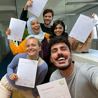 Gruppe von Studierenden mit Zertifikaten des Goethe-Instituts