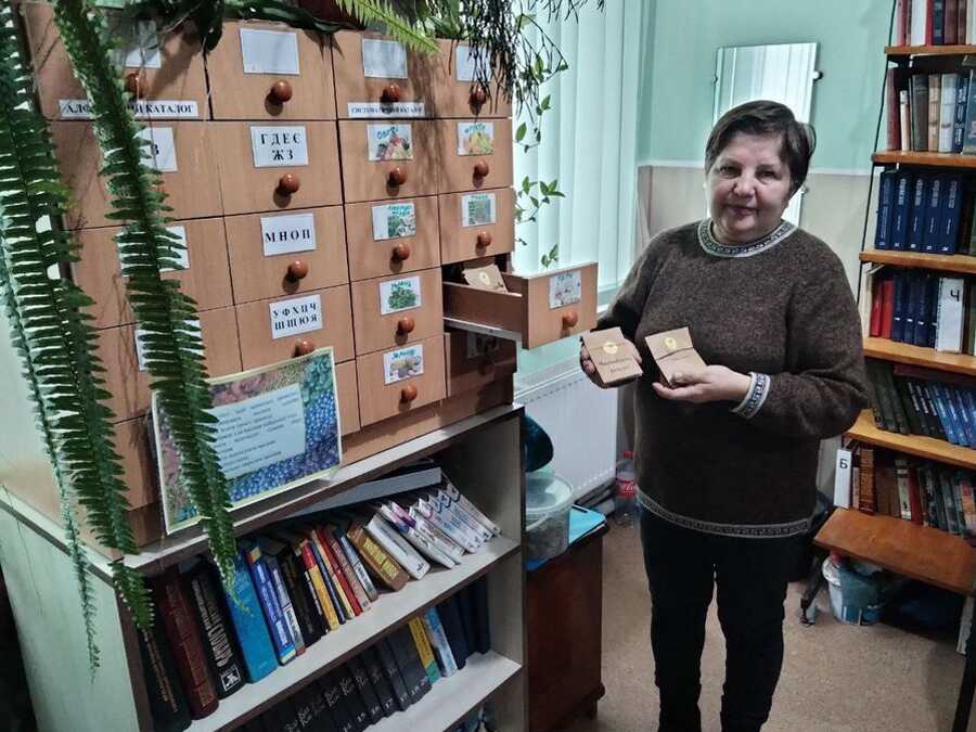 Керівниця Райгородської бібліотеки Галина Мовчан показує, яке насіння їм вдалося зібрати.