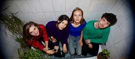 Gruppe 1 Junger Mann und 3 junge Frauen