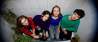 Gruppe 1 Junger Mann und 3 junge Frauen