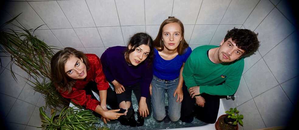 Gruppe 1 Junger Mann und 3 junge Frauen