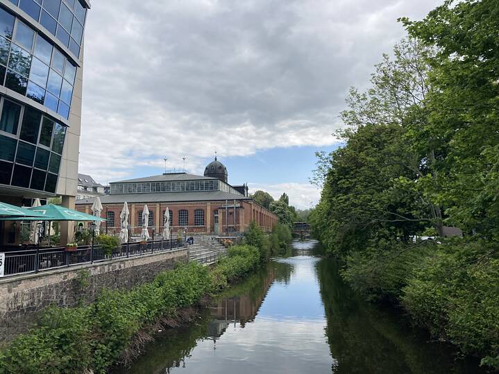 Die Markthalle entlang dem Fluss Chemnitz