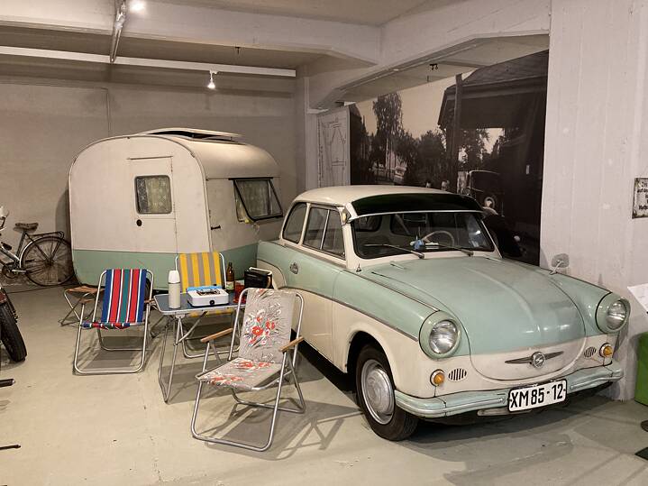 Trabant mit kleinem Wohnwagen im Museum für sächsische Fahrzeuge