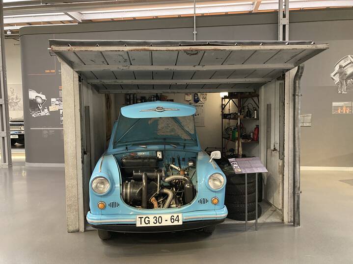 Ein Trabant ist in einer typischen Fertiggarage aus DDR-Zeiten geparkt