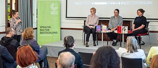 Minout Prahu s Ronyou Othmann, Radkou Denemarkovou a Evou Vondálovou