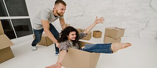  A man using a box like a shopping cart to push his happy wife across the floor of their new apartment. © © Goethe-Institut Tips and tricks to find accommodation