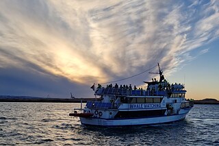 Ein Ausflugsschiff auf See