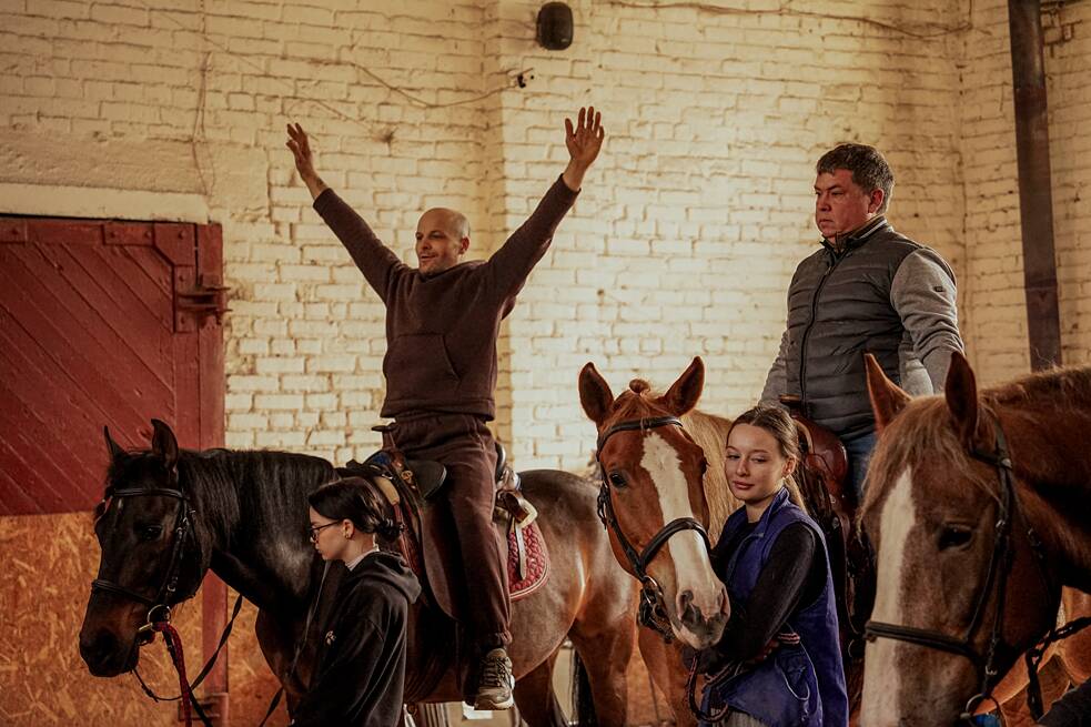 Артур разом з іншими ветеранами на сеансі іпотерапії у реабілітаційному центрі “Спіріт” у Києві