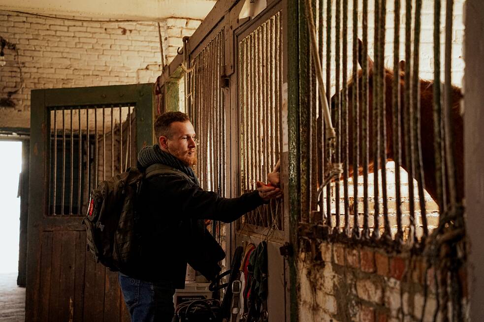 Ветеран Андрій годує коня у реабілітаційному центрі “Спіріт”.