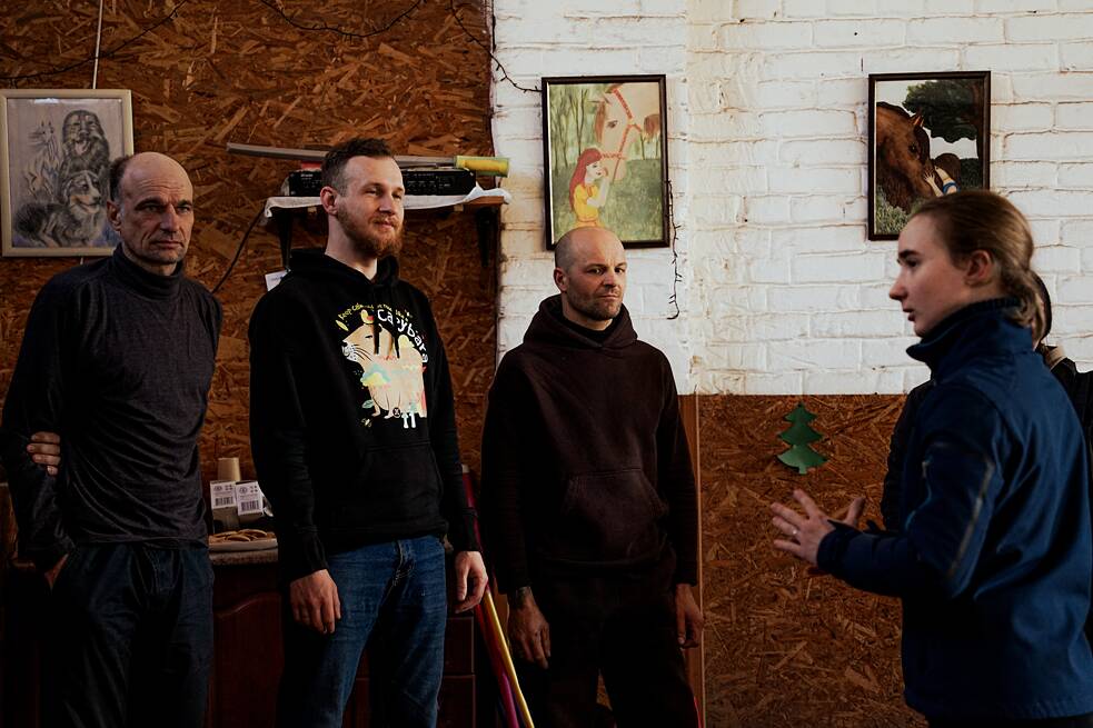 Чоловіки обговорюють свої емоції після першого контакту із кіньми.