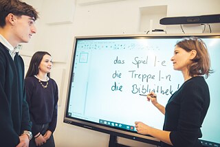 Lehrerin redet mit Schülerinnen 