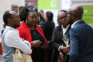 Vier Personen unterhalten sich