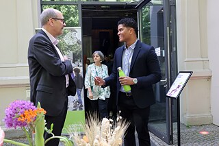 Zwei Personen unterhalten sich