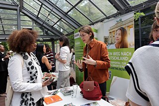 A woman finds out about pre-integration programmes in Germany
