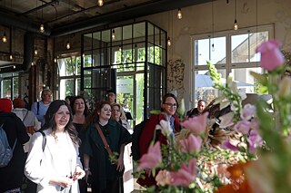 Teilnehmer stehen an für die Akkreditierung