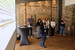 Sechs Personen diskutieren