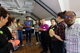 Eine Gruppen von Personen diskutiert