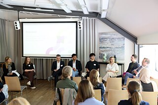 Eine Gruppen von Personen diskutiert