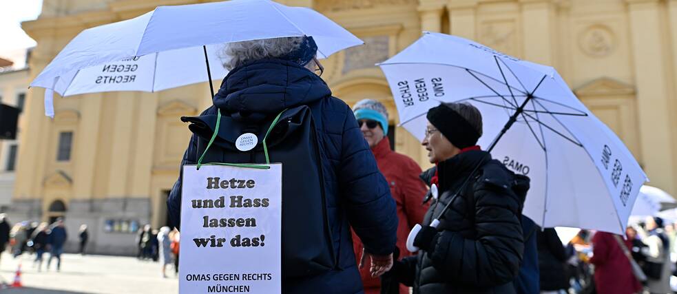Die „Omas gegen Rechts” beteiligen sich an einer Demonstration gegen rechts auf dem Münchner Odeonsplatz.