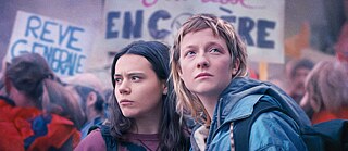 Zwei junge Frauen bei einer Demonstration