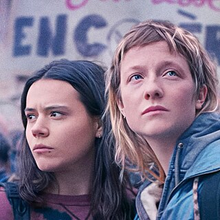 Zwei junge Frauen bei einer Demonstration