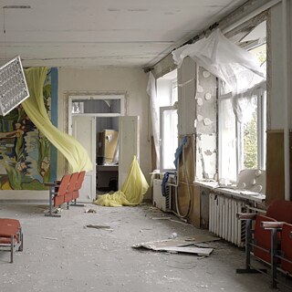 Ein zerstörtes Klassenzimmer