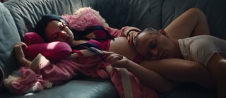 Eine Frau und ein Mann auf einem Sofa