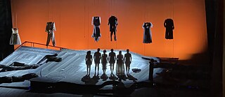 Personen auf einer Bühne