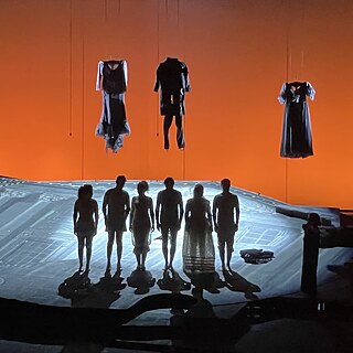 Personen auf einer Bühne