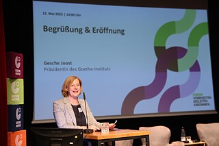 Gesche Joost, Präsidentin des Goethe-Instituts, eröffnet das Forum „Vorbereiten. Begleiten. Ankommen.” in Berlin.