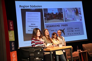 Sonali Sahgal (Goethe-Institut) stellt die Angebote zur Unterstützung von Menschen aus der Region Südasien vor.