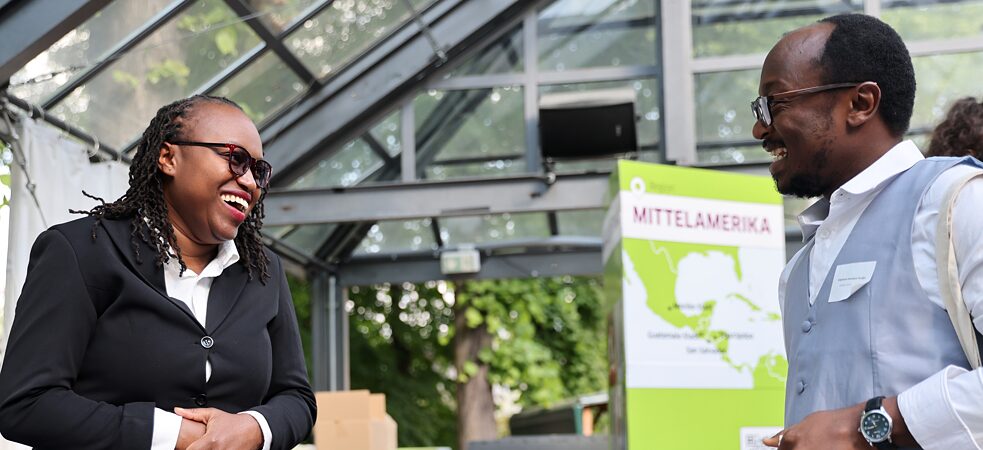 Besucher*innen und Aussteller*innen auf dem Forum: Vorbereiten. Begleiten. Ankommen. in Berlin