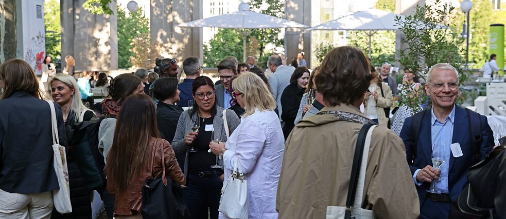 More than 200 people came together on the Pfefferberg grounds in Berlin to discuss current issues and challenges in the area of skilled labour immigration. 