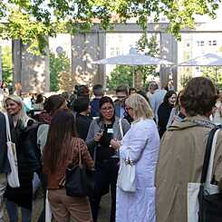 Mehr als 200 Personen kamen auf dem Pfefferberggelände in Berlin zum Austausch zusammen, um über die aktuellen Fragen und Herausforderungen im Bereich Fachkräfteeinwanderung zu diskutieren.