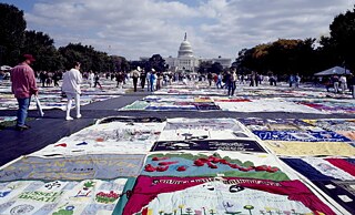 1996: AIDS quilt on display in Washington, D.C., with the U.S. Capitol in the background
