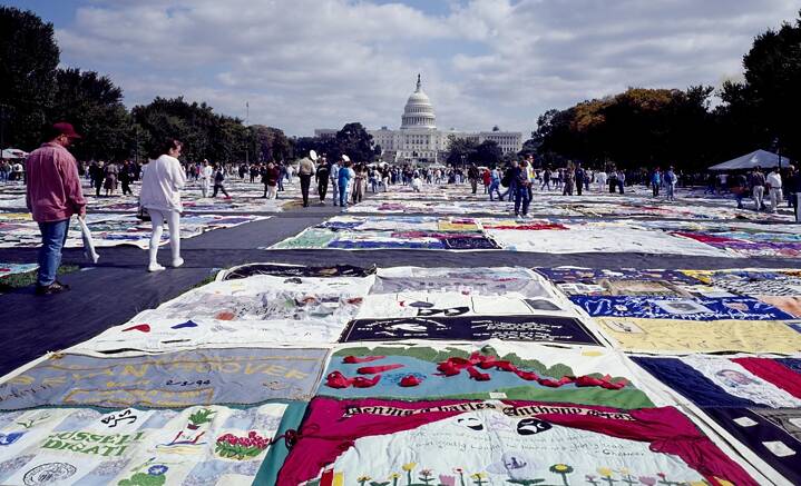 1996: AIDS quilt on display in Washington, D.C., with the U.S. Capitol in the background
